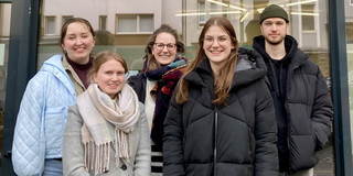 Foto von fünf Mitarbeitenden des EVE4all-Teams vor dem PIKSL Labor in Düsseldorf.