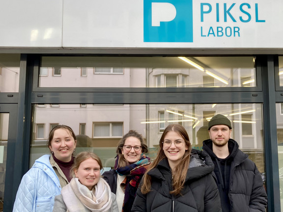 Foto von fünf Mitarbeitenden des EVE4all-Teams vor dem PIKSL Labor in Düsseldorf.