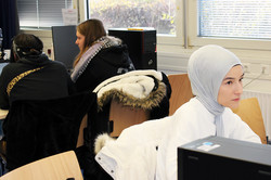 Hilfsmittellabor Drei Studentinnen arbeiten an den verschiedenen Stationen des Hilfsmittellabors.