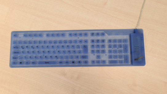 Blaue Tastatur aus Silikon. Sie ist an ein Kabel gebunden.