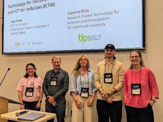 Ingo Bosse, Susanne Dirks, Lukas Baumann, Leevke Wilkens und eine studentische Hilfskraft, die die Session technisch begleitet hat, stehen vor einem Rednerpult. Im Hintergrund ist auf einer Leinwand der Name zur Session projiziert.