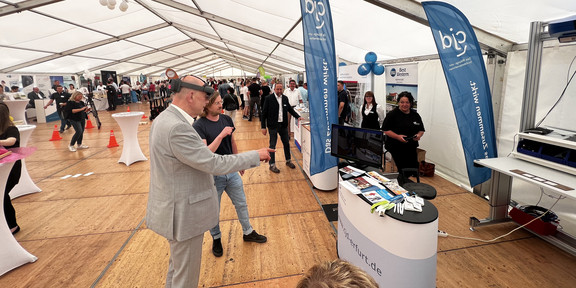 Wolfgang Tiefensee, Thüringer Minister für Wirtschaft, Wissenschaft und Digitale Gesellschaft probiert die HoloLens 2 am Stand des CJD aus.