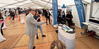 Wolfgang Tiefensee, Thüringer Minister für Wirtschaft, Wissenschaft und Digitale Gesellschaft probiert die HoloLens 2 am Stand des CJD aus.