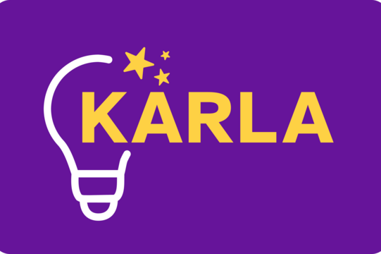 Das Logo des Projekts "KARLA" zeigt den Schriftzug "KALRA" vor einem violetten Hintergrund. Der Schriftzug überlagert das Piktogramm einer Glühbirne. Außerdem sind über dem Schriftzug drei gelbe Sterne zu sehen.