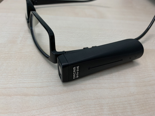 Minikamera ist an einem Brillengestell befestigt