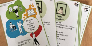 Foto der Personakarten. Ein Stapel DIN A6 Karten, die aufgefächert auf einem Tisch liegen. Auf dem Deckblatt steht: Barrieren im Internet? Easy Reading hilft.