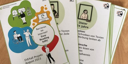 Foto der Personakarten. Ein Stapel DIN A6 Karten, die aufgefächert auf einem Tisch liegen. Auf dem Deckblatt steht: Barrieren im Internet? Easy Reading hilft.