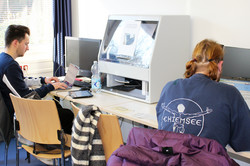Hilfsmittellabor Zwei Studenten arbeiten an den verschiedenen Stationen des Hilfsmittellabors.