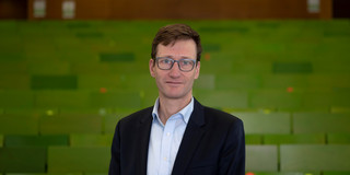 Foto von Bastian Pelka in einem Hörsaal.