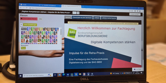 Ein Laptopbildschirm auf der ein Ausschnitt der virtuellen Tagung zu sehen ist