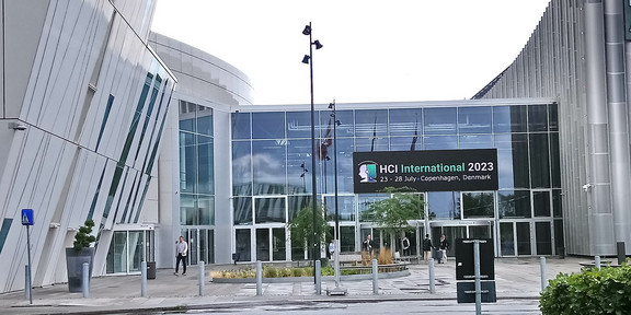 Der Eingang des Bella Centers in Copenhagen mit dem Banner der HCI