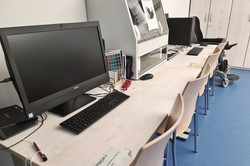 Arbeitsplatz_StudyLab2 Arbeitsplätze im StudyLab und ein Brailledrucker