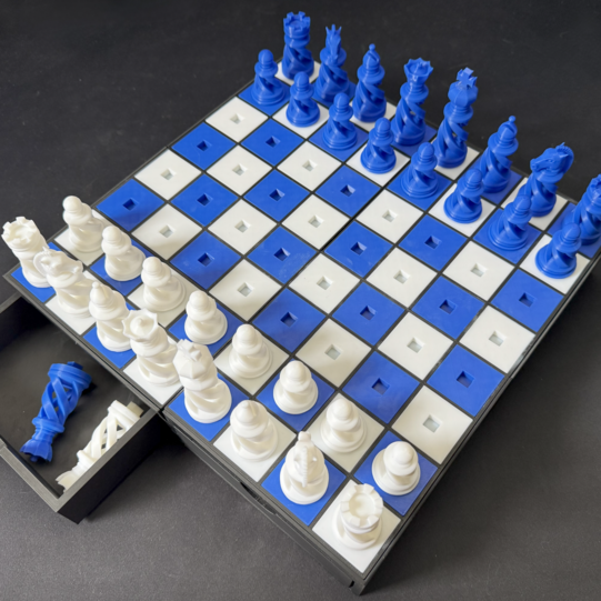 Ein Schachbrett mit Spielfiguren, die in Vertiefungen befestigt sind. Ein Schubfach ist geöffnet. Darin liegen zwei Spielfiguren.