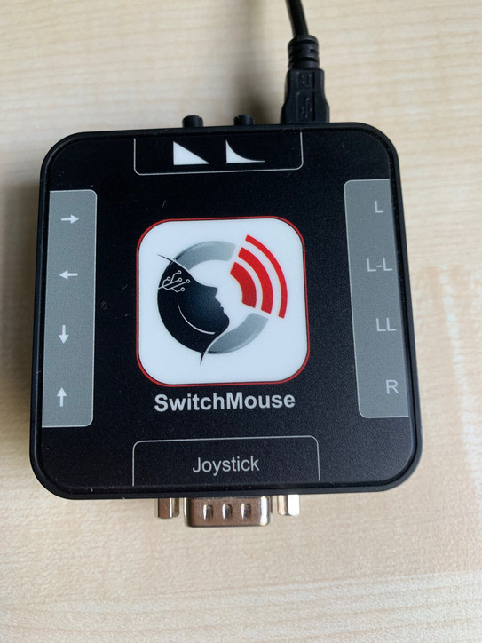 Adapter mit verschiedenen Anschlüssen für einen Joystick oder für Taster
