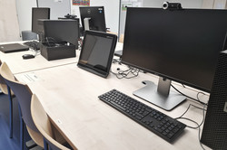 Arbeitsplatz_StudyLab Arbeitsplatz im StudyLab mit Bildschirm, Tastatur und TOBII Touchscreen Tablet