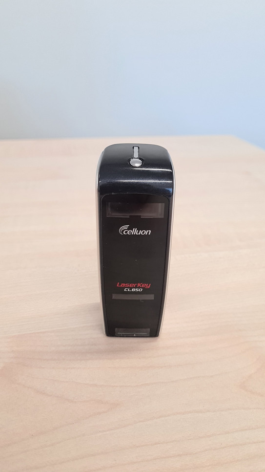 Ein kleines schwarzes Gerät mit Laser und Infrarotsensor.
