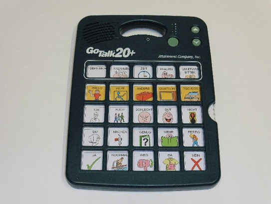 GoTalk 20+ Gerät mit einem Raster aus 5x5 Tasten mit jeweils verschiedenen Symbolen. 5 Symbole sind gelb unterlegt.