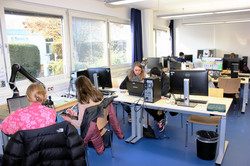 Hilfsmittellabor Sechs Studenten und Studentinnen arbeiten an den verschiedenen Stationen des Hilfsmittelabors.