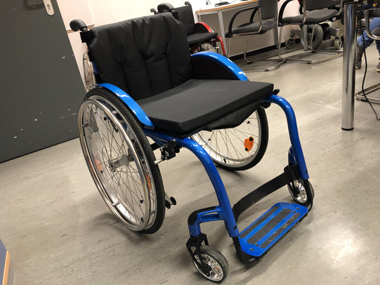 Ein blauer manueller Rollstuhl