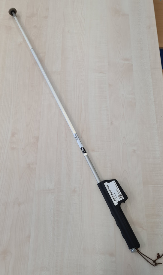 Weißer Langstock mit einem schwarzen Griff mit Laser und einer rollenden Kugelspitze