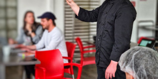 Junger Mann mit HoloLens führt eine Handgeste aus