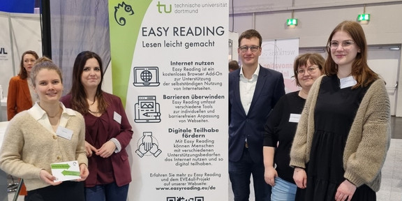 Die Projektmitglieder des Projekts Eve4all stehen an ihrem Messestand