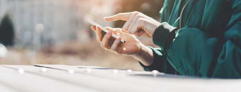 Person tippt etwas auf einem Smartphone ein