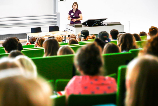 Studierende im Hörsaal Studierende sitzen zum Studienstart in einer Vorlesung.